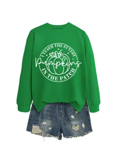 Grüner Langarm-Sweatshirt-Detail mit süßem Kürbis-Grafik-Print für Herbst und Freizeit.