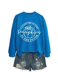 Lässiger blauer Pullover kombiniert mit Destroyed-Jeansshorts, herbstlicher Kürbis-Aufdruck.