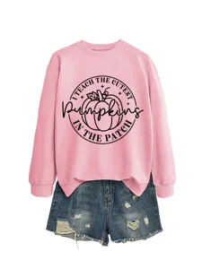 Bequemer rosa Langarm-Sweatshirt kombiniert mit stilvollen Destroyed Denim Shorts für Damen.
