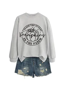 Detailansicht des lässigen, lockeren grauen Sweatshirts mit herbstlichem Kürbis-Druck.