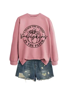 Gemütlicher rosa Langarm Pullover kombiniert mit modischen Destroyed Jeansshorts Damen.