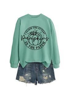 Lässiges mintgrünes Sweatshirt kombiniert mit Jeansshorts und süßem Kürbis-Druck für Damen.
