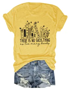 Detail van het casual gele korte mouwen t-shirt met boekafbeelding en spijkerbroekshorts.