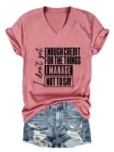 Λεπτομερής κοντινή άποψη casual γυναικείου t-shirt με V λαιμόκοψη και μοντέρνα στάμπα κειμένου.