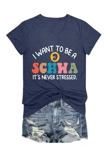 Detailansicht des dunkelblauen V-Ausschnitt Kurzarm-T-Shirts mit witzigem linguistischem Text.