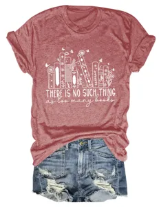 Gedetailleerd overzicht van casual rood t-shirt met korte mouwen en een schattige boekenprint.