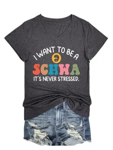 Detailansicht des dunkelgrauen V-Ausschnitt T-Shirts mit lustigem linguistischen Schwa-Druck.