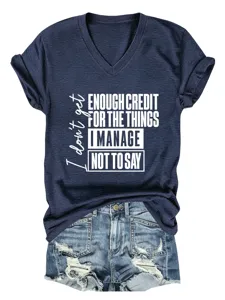 Σκούρο μπλε γυναικείο T-shirt με V λαιμόκοψη, κοντό μανίκι και γραφικό κείμενο μπροστά.