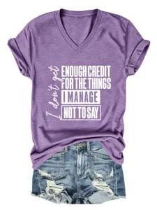 Casual μωβ T-shirt με V-neck και κοντό μανίκι με εκτύπωση αστείου ρητού για γυναίκες.