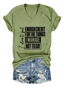 Λεπτομέρεια χακί T-shirt με V λαιμόκοψη και κοντό μανίκι με casual στάμπα σχεδίου.