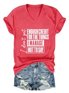Λεπτομέρεια κοντινού πλάνου του κόκκινου casual T-shirt με V-neck και τύπωμα.