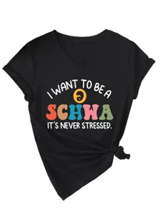 Nahaufnahme des schwarzen V-Ausschnitt T-Shirts mit witzigem Schwa-Druck und Seitenknoten.