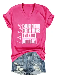 Γυναικείο ροζ casual T-shirt με V-neck και κοντό μανίκι με λεπτομέρεια κειμένου παραθέματος