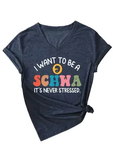 Nahaufnahme Detail des witzigen Linguistik Schwa Spruchs auf dunklem V-Ausschnitt Sommer Shirt.