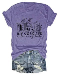 Gedetailleerd overzicht van het paarse t-shirt met korte mouwen en boekgrafische print, casual shorts.
