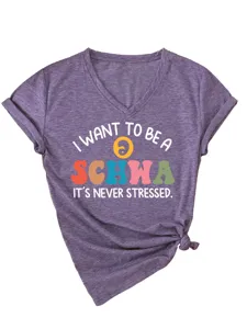Lockerer lila V-Ausschnitt Kurzarm Grafik T-Shirt mit lustigem linguistischen Schwa Text.
