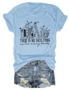 Gedetailleerd uitzicht van het lichtblauwe korte mouwen t-shirt met boekenprint en citaten.