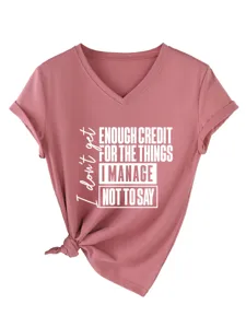 Λεπτομερής εικόνα του ροζ T-shirt με V-λαιμόκοψη και εντυπωσιακό μοντένιο τύπωμα σλόγκαν.