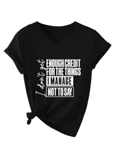 Λεπτομερής όψη του μαύρου κοντομάνικου t-shirt με V λαιμόκοψη και τυπωμένο κείμενο.