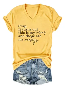 Vue détaillée du t-shirt femme décontracté à col V et imprimé lettrage en jaune vif.