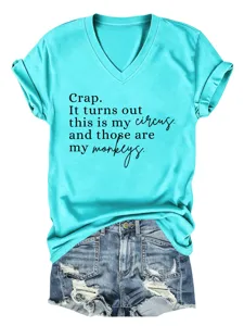 Gros plan sur le t-shirt turquoise à col en V avec impression texte et short en jean destroy.