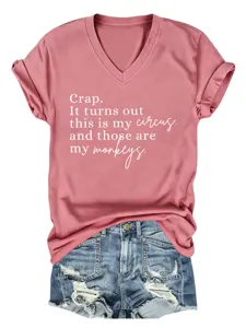T-shirt rose à col V et manches courtes avec texte imprimé et short en jean usé.