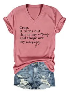 Vue détaillée du t-shirt à manches courtes et col en V rose avec impression amusante.
