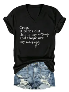 Vue en gros plan du t-shirt noir col V a manches courtes avec une impression slogan drole.