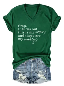 Vue détaillée du t-shirt à manches courtes et col en V vert foncé avec imprimé.