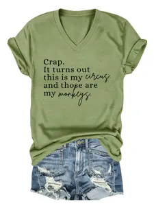 T-shirt décontracté à manches courtes et col en V vert olive avec imprimé humoristique.