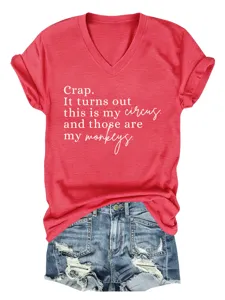 T-shirt rouge à col en V et manches courtes avec imprimé amusant assorti au short en jean.