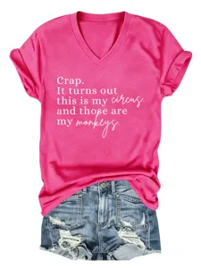 T-shirt rose décontracté à col V avec imprimé lettrage amusant, assorti à un short en jean.