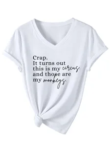 Gros plan détaillé du t-shirt blanc à col V et manches courtes avec imprimé amusant et nœud.