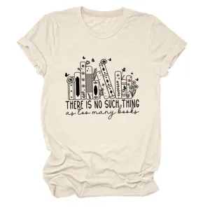 Detail van het stijlvolle beige korte mouwen t-shirt met mooie boeken en bloemen.