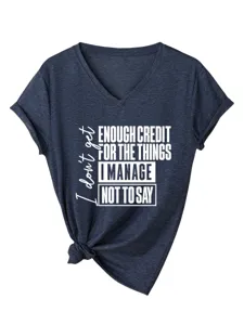 Λεπτομερής όψη casual t-shirt με λαιμόκοψη V, αστείο τύπωμα και στιλάτο κόμπο.