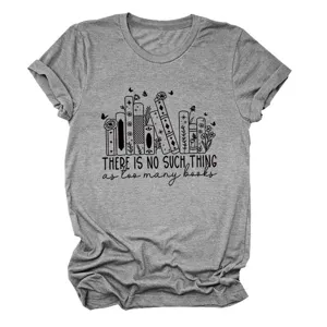 Detailopname van het grijze t-shirt met korte mouwen, een boekenprint en een mooi citaat.