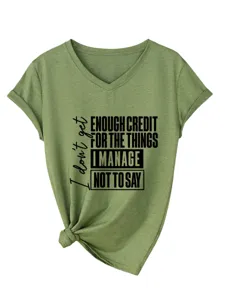 Λεπτομερής εικόνα κομψού γυναικείου t-shirt με V λαιμόκοψη και τύπωμα στάσης ζωής.
