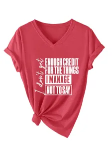 Λεπτομερής κοντινή λήψη κόκκινου t-shirt με V λαιμόκοψη και εκτύπωση αστείου κειμένου.