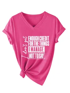 Κοντινή λεπτομέρεια ροζ γυναικείου t-shirt με V λαιμόκοψη και αστείο τυπωμένο κείμενο.