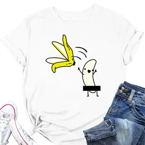 Λεπτομερής όψη λευκού βαμβακερού t-shirt με αστείο καρτούν μπανάνα γραφικό σχέδιο για το καλοκαίρι.
