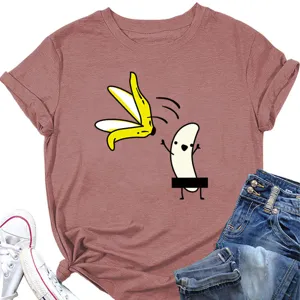Λεπτομέρεια από αστείο T-shirt με τύπωμα μπανάνας, casual καλοκαιρινό στυλ γραφικών.
