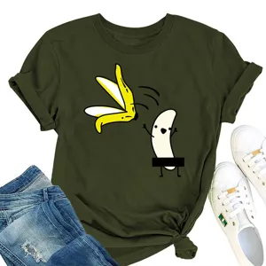 Λεπτομέρεια casual t-shirt με μπανάνα, πράσινο τοπ κοντό μανίκι με αστείο τυπωμένο σχέδιο.