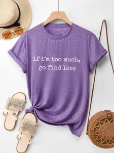 Vista dettagliata della t-shirt a maniche corte in cotone viola con tipografia inglese.