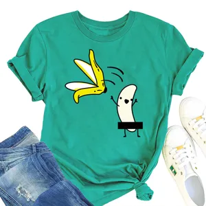 Λεπτομερής εικόνα του πράσινου T-shirt με κοντά μανίκια και αστείο τύπωμα μπανάνας.