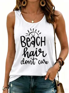 Primer plano de la camiseta blanca casual con elegante estampado de eslogan negro y detalle de sol.