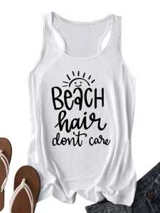 Vista detallada de camiseta tirantes blanca de mujer con estampado y diseño casual.