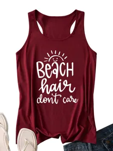 Vista detallada de la camiseta de tirantes de verano burdeos con estampado de playa.