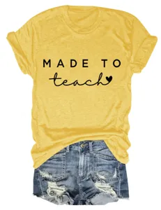 Dames geel t-shirt met letterprint gecombineerd met gescheurde denim shorts casual.
