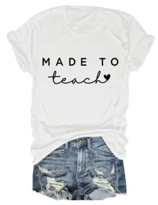 Casual wit T-shirt met korte mouwen voor dames met letterprint en bijpassende denim shorts.