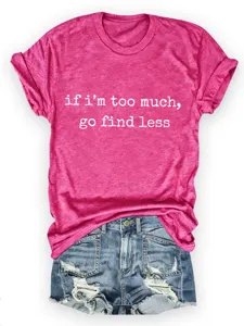 Elegante t-shirt grafica a maniche corte in cotone da donna abbinata a pantaloncini di jeans.